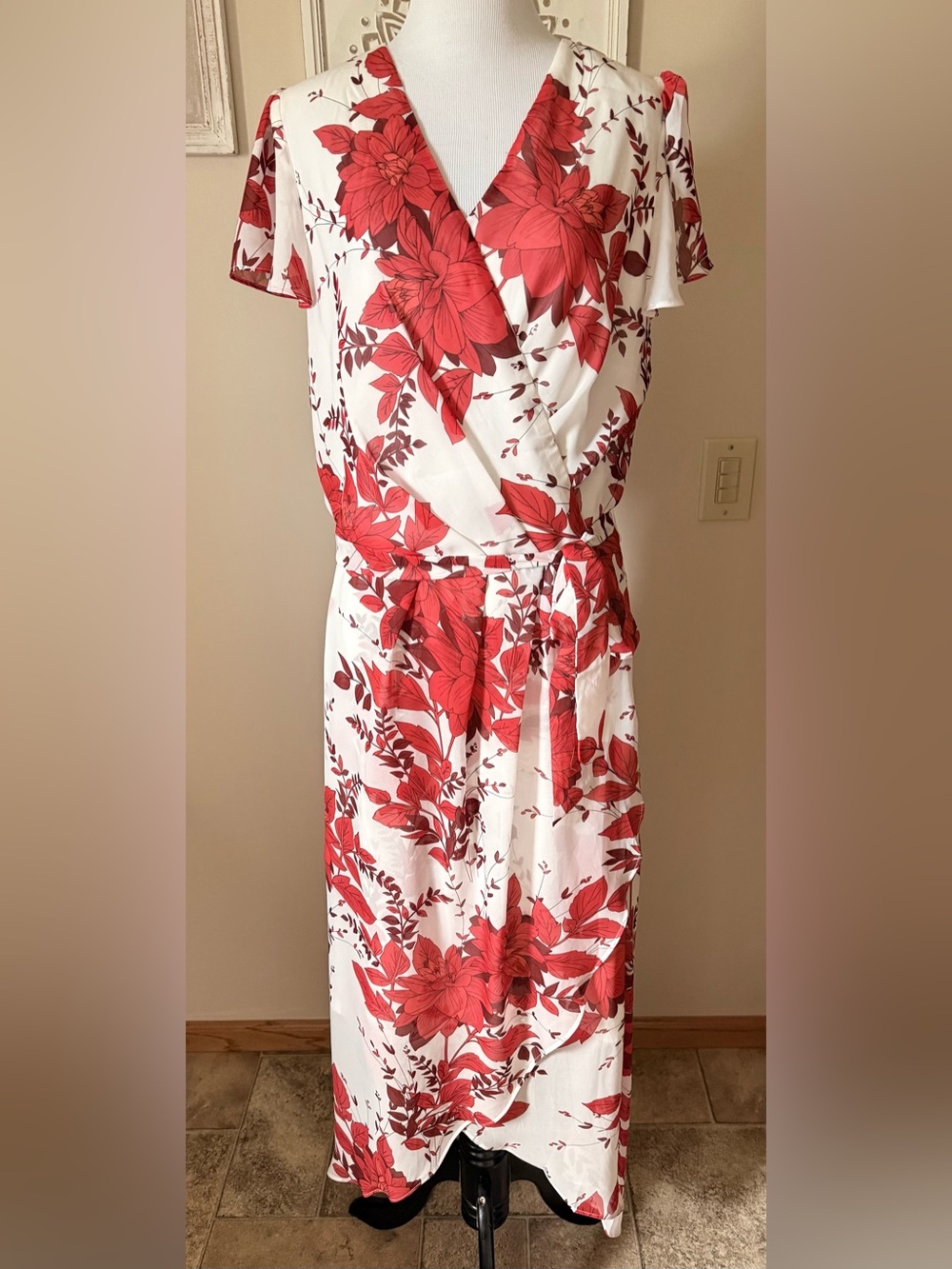 Donna Ricco White and red floral maxi dress